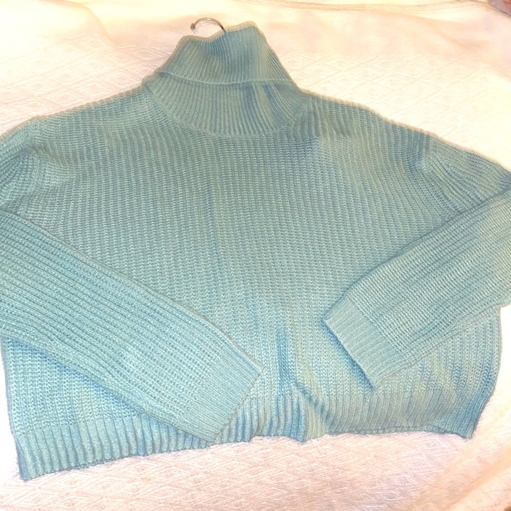 Turtle neck , mint green, acrylic material